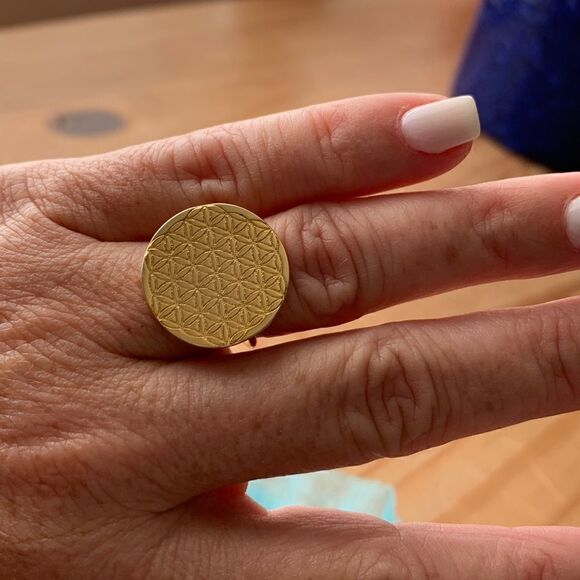 Pretty gold round shape ring - Picture 1 of 4